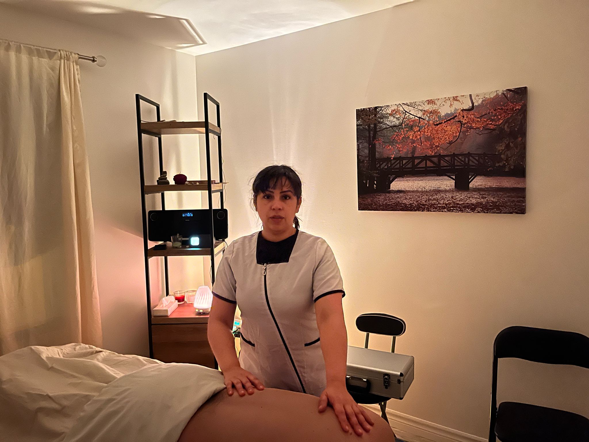 Sandra Loaiza, massothérapeute à Sherbrooke, lors d'un massage